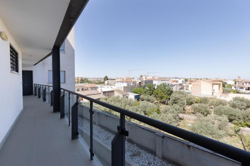 Foto fd42855f-89c9-4dda-9d71-584207e6f773. Piso en calle de circunvalación 3 piso de 2 dormitorios con garaje y trastero en la mejor zona en Alhendín
