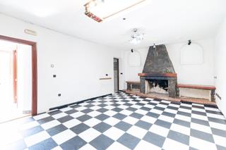 Casa a Calle san quintin-jau 16. Oportunidad única en el jau santa fe casa en planta baja con esp