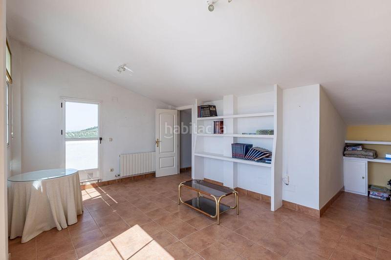 Foto ad8313a2-d6af-4bd1-b160-eb20ae3bc9fd. Casa en calle almendro (ur.monte elvira 21 gran casa en urbanización el torreón en Albolote