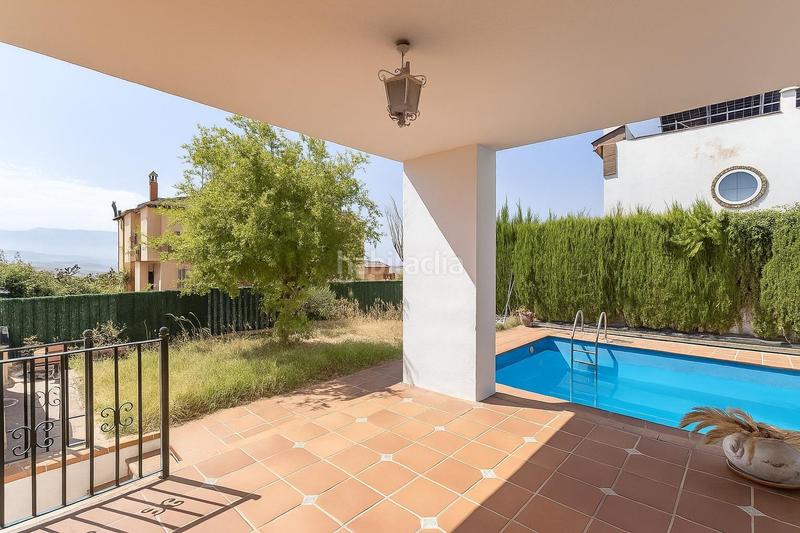 Foto b4239565-03d6-469c-b88e-8a39f88a1f79. Casa en calle almendro (ur.monte elvira 21 gran casa en urbanización el torreón en Albolote