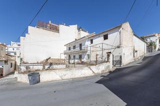 Casa  Calle cuenca 5. Vivienda en calle principal del barrio de monachil con múltiples