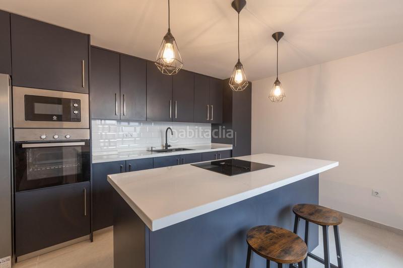 Foto 8c0d4168-460a-4f70-8d07-4c01c72f274b. Casa en calle de ávila 26 casa de obra nueva independiente en el barrio en Monachil