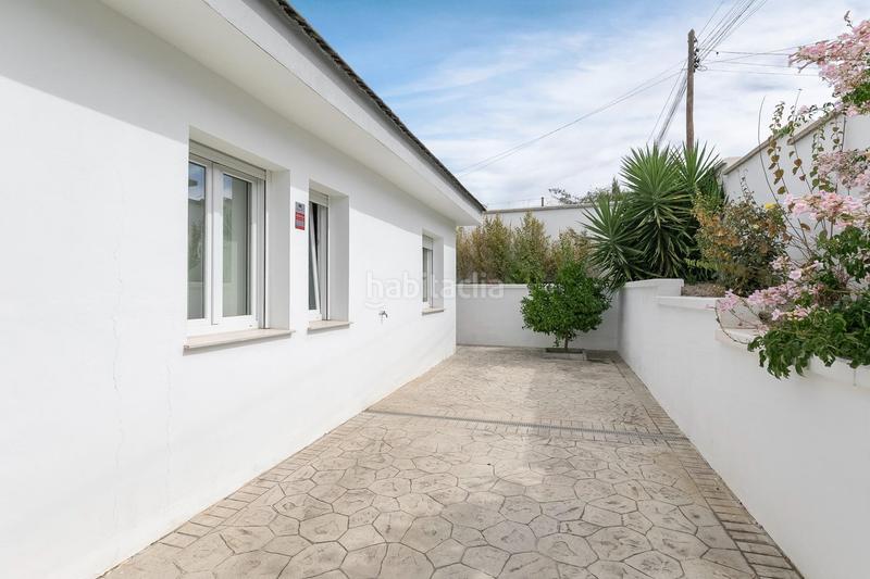 Foto e2ea2231-0d6c-4555-917b-69268ddec20d. Chalet  moderno y acogedor con piscina en una sola planta en Cúllar Vega