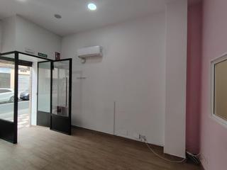 Location Local commercial à Calle del ebro 38. Ponemos en alquiler este estupendo local en zaidín junto al esta