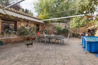 Casa  Calle de dulcinea 23. Casa de una sola planta, moderna y muy bien situada