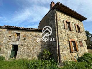 Casa  Palmian. Casa de piedra y madera,con cuadra, en el pueblo de lucescolunga