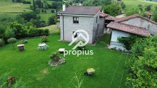 Xalet  Isongu. Conjunto chalet,horreo,cuadra,finca con v.v. en isongo cangas de