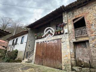 Casa  Buda. Casa con horreo, garaje, caseta de aperos y finca de 5243 m2 a 1