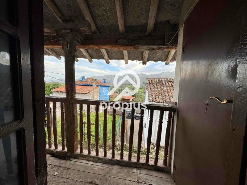 Foto 10a8579a-b53c-47b9-8108-651561856e4b. Casa adosada casa con huerto y cuadra para reformar en Llanes