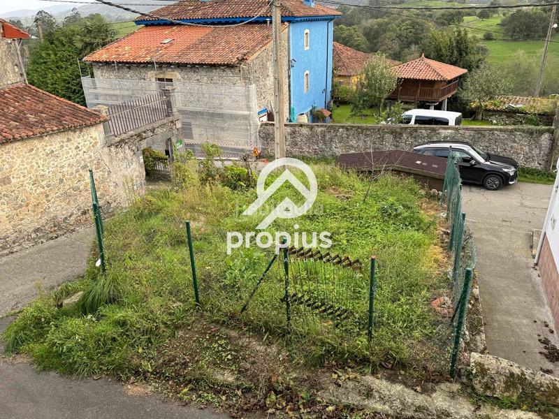 Foto 112c8cdb-5ac7-4adb-b6a2-bd7ea7aa1bce. Casa adosada casa con huerto y cuadra para reformar en Llanes