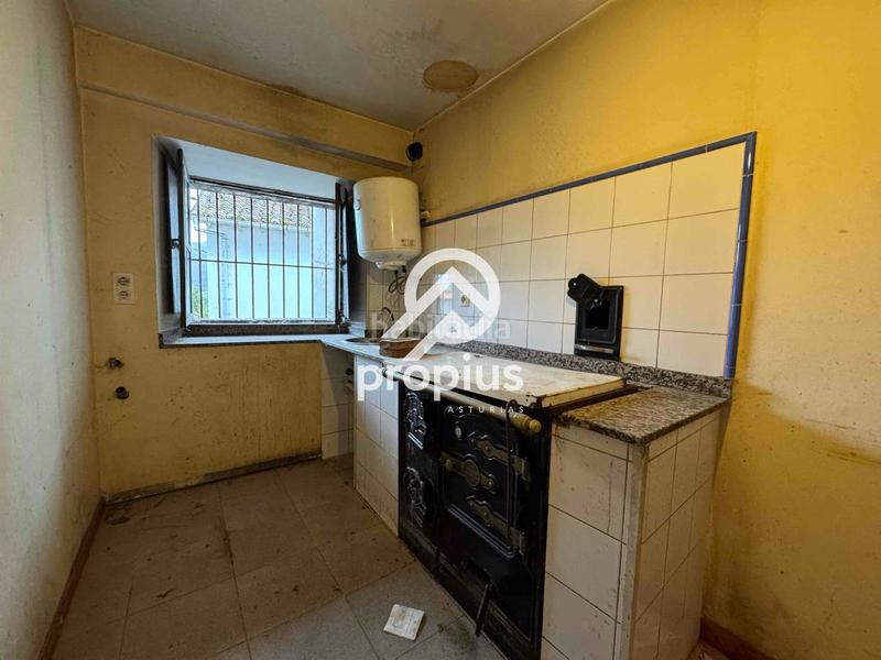 Foto 12fa1b54-bad9-463c-b4ec-f41d1abb96b7. Casa adosada casa con huerto y cuadra para reformar en Llanes