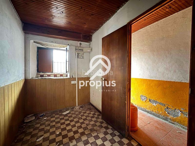 Foto 4fcf09d7-4a54-49bb-a345-784e673c69b9. Casa adosada casa con huerto y cuadra para reformar en Llanes