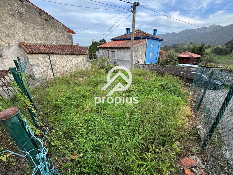 Foto 60cd7490-20ce-4c83-83af-5cb6c84480f6. Casa adosada casa con huerto y cuadra para reformar en Llanes