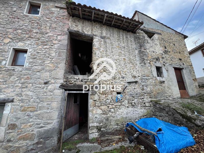 Foto 69582d34-7764-47aa-91ac-c2a3f0a4b10e. Casa adosada casa con huerto y cuadra para reformar en Llanes