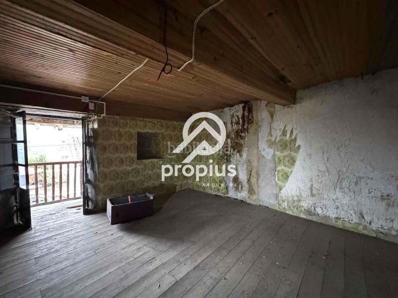 Foto 8ad7f70f-174b-4d70-a51d-f719d7babba2. Casa adosada casa con huerto y cuadra para reformar en Llanes