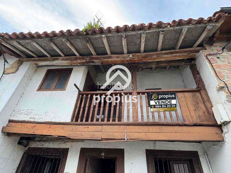 Foto d8754c16-816b-4f0f-8d23-8e8b23b39c77. Casa adosada casa con huerto y cuadra para reformar en Llanes