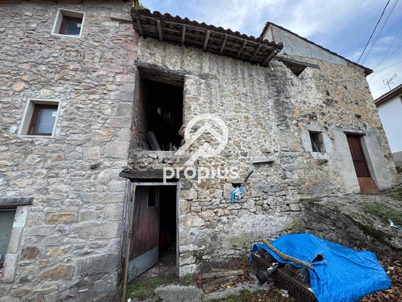 Foto d9f8eec7-7b65-4b8c-bda2-df9d31e011cb. Casa adosada casa con huerto y cuadra para reformar en Llanes