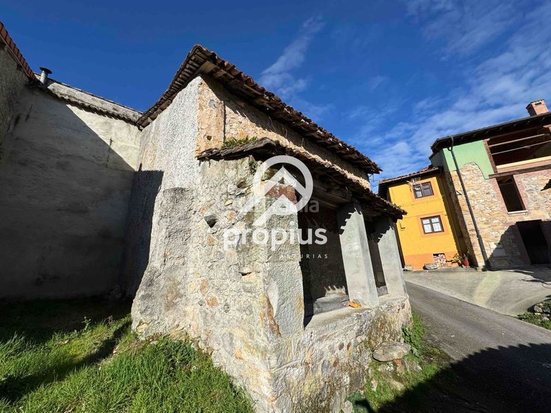Foto 53458285-39c5-40f3-bf4d-36d3c154f603. Casa adosada cuadra en la robellada en Onís