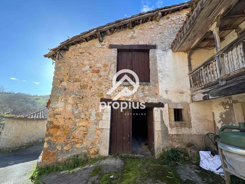 Foto c68ddb8a-a76a-41c5-8456-3e7d9ec7bad9. Casa adosada cuadra en la robellada en Onís