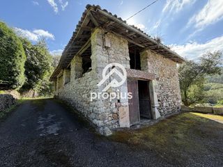 Haus in Barredo 13. Propius asturias vende cuadra, gallinero y hórreo en barredo