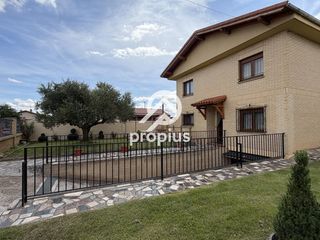 Xalet  Barandas. Chalet con finca en cuzcurrita del rio tirón