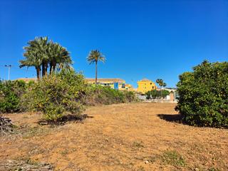 Terreny residencial a Les Bassetes - El Marjal. Parcela cerca de la playa de 7750 m con casa de campo