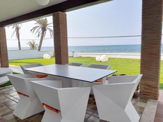 Xalet a Carrer carrer del passamar 1. Moderna villa en primerísima línea de playa