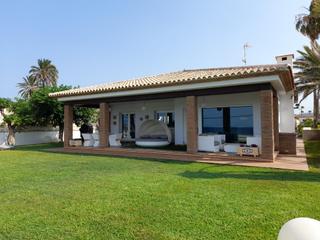 Xalet a Carrer carrer del passamar 1. Moderna villa en primerísima línea de playa