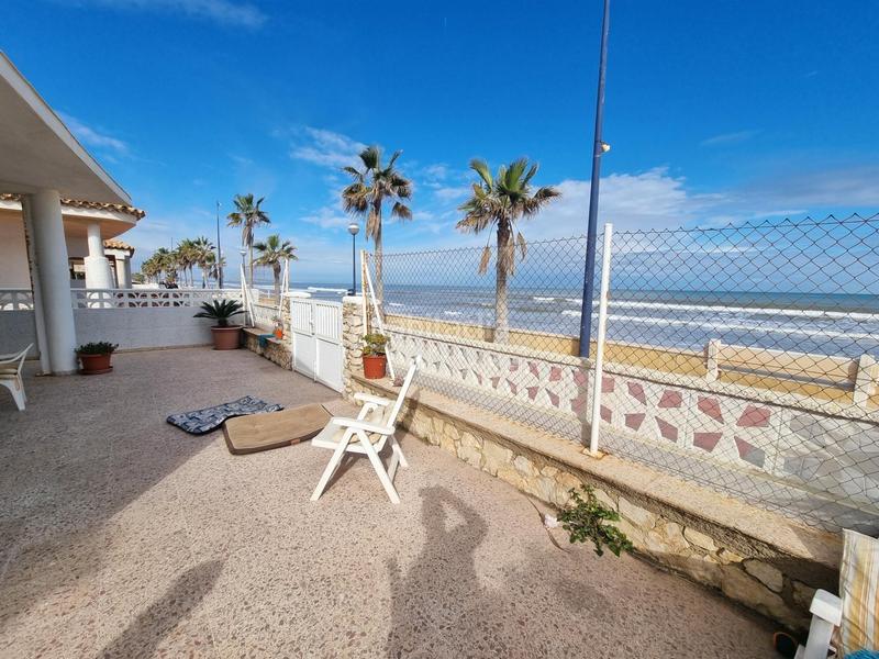Foto c234798b-55ab-4b4b-8ebd-9a0f608f4b30. Chalet exclusivo chalet en primera línea de playa en Miramar