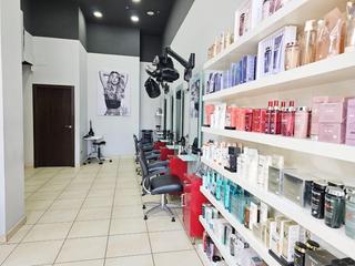 Lloguer Local Comercial a El Puerto. Se traspasa salón de belleza totalmente equipada en casco urbano