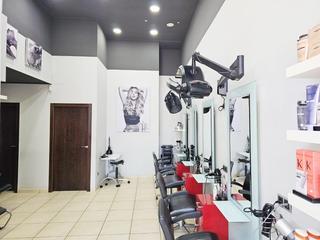 Rent Business premise in El Puerto. Se traspasa salón de belleza totalmente equipada en casco urbano