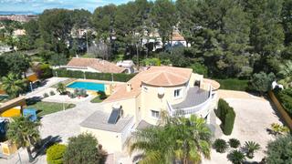 Xalet a El Montgó. Villa muy bien cuidada con 2.185 m2 de terreno, gran piscina, pi