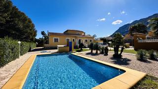 Chalet à El Montgó. Villa muy bien cuidada con 2.185 m2 de terreno, gran piscina, pi