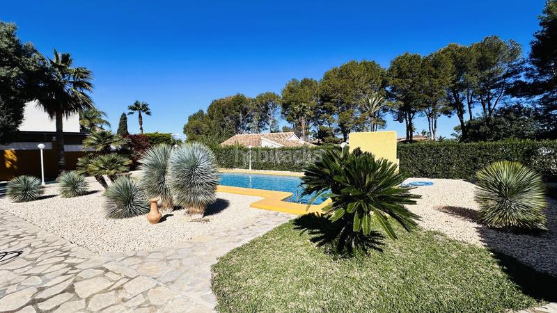 Foto 0131afa0-a34f-4e9d-9e82-c89ccf53e030. Chalet villa muy bien cuidada con 2.185 m2 de terreno, gran piscina, pista de tenis, pozo, garaje, calefacción, aire acondicio en Dénia