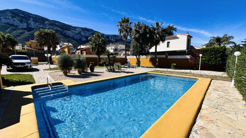 Foto 08d2aae5-708e-46de-ac5d-9f02e805e0cf. Chalet villa muy bien cuidada con 2.185 m2 de terreno, gran piscina, pista de tenis, pozo, garaje, calefacción, aire acondicio en Dénia