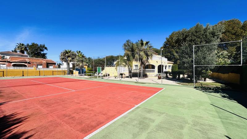 Foto 4b24297f-8fd8-42ba-a218-533210f43bc5. Chalet villa muy bien cuidada con 2.185 m2 de terreno, gran piscina, pista de tenis, pozo, garaje, calefacción, aire acondicio en Dénia