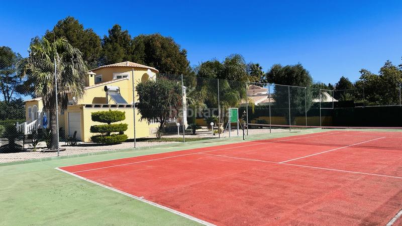 Foto 4bf1548d-4213-4209-98d6-a96cdac34cb8. Chalet villa muy bien cuidada con 2.185 m2 de terreno, gran piscina, pista de tenis, pozo, garaje, calefacción, aire acondicio en Dénia