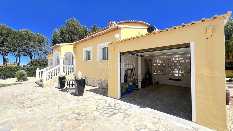 Foto 7f0fbf53-10ab-4b96-ace9-1c6e4ce0810f. Chalet villa muy bien cuidada con 2.185 m2 de terreno, gran piscina, pista de tenis, pozo, garaje, calefacción, aire acondicio en Dénia