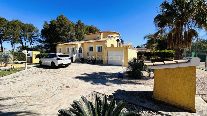 Foto 87c74099-3d14-444f-b74f-49a63850dd48. Chalet villa muy bien cuidada con 2.185 m2 de terreno, gran piscina, pista de tenis, pozo, garaje, calefacción, aire acondicio en Dénia