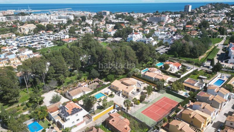Foto 913cd38a-a335-426f-ae28-49d85a8a8626. Chalet villa muy bien cuidada con 2.185 m2 de terreno, gran piscina, pista de tenis, pozo, garaje, calefacción, aire acondicio en Dénia