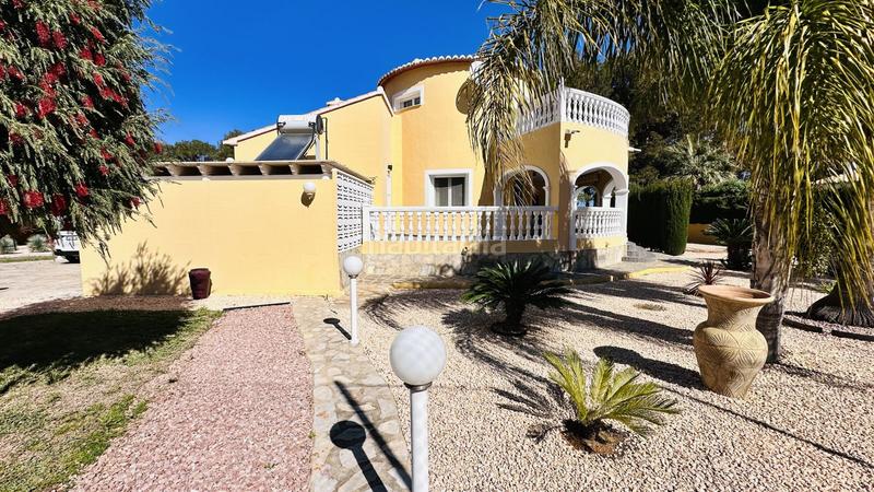 Foto 9f5b04b4-fec3-47f2-aca1-35765a1f4e29. Chalet villa muy bien cuidada con 2.185 m2 de terreno, gran piscina, pista de tenis, pozo, garaje, calefacción, aire acondicio en Dénia