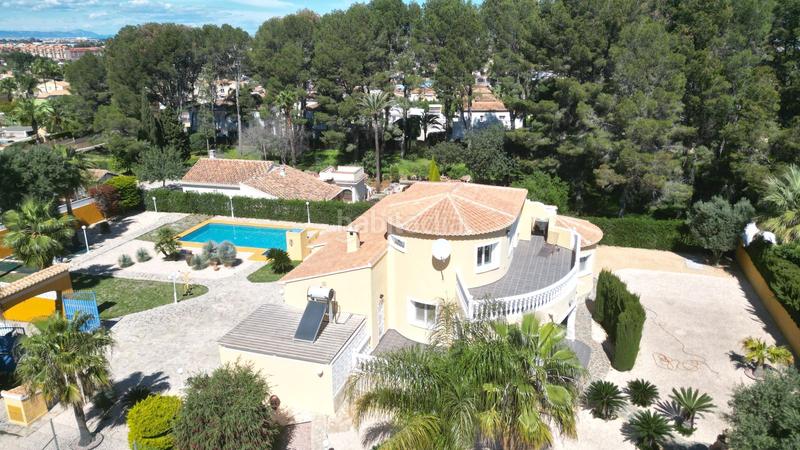 Foto cf9b6c89-786a-470d-817a-6ce6bfd16133. Chalet villa muy bien cuidada con 2.185 m2 de terreno, gran piscina, pista de tenis, pozo, garaje, calefacción, aire acondicio en Dénia