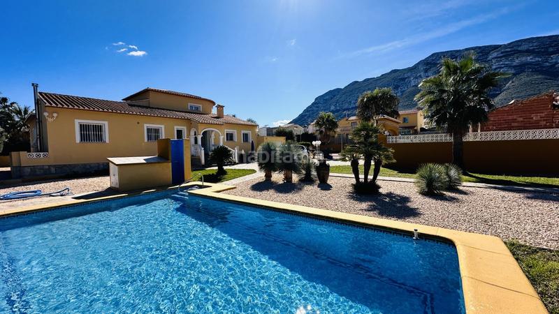 Foto f11dd7c5-15ed-4507-a2c0-07b267587606. Chalet villa muy bien cuidada con 2.185 m2 de terreno, gran piscina, pista de tenis, pozo, garaje, calefacción, aire acondicio en Dénia