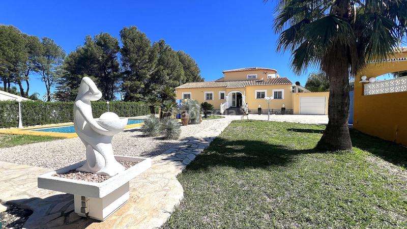 Foto f6dbb9dd-11fd-4eba-9944-fa8918f9b869. Chalet villa muy bien cuidada con 2.185 m2 de terreno, gran piscina, pista de tenis, pozo, garaje, calefacción, aire acondicio en Dénia