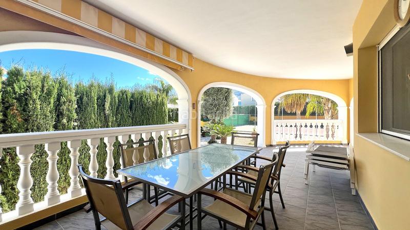 Foto fdee1be4-7453-4551-a3a9-bf36c52a7005. Chalet villa muy bien cuidada con 2.185 m2 de terreno, gran piscina, pista de tenis, pozo, garaje, calefacción, aire acondicio en Dénia