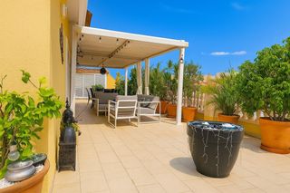 Ático en La Pedrera-Vessanes. Ático dúplex con impresionantes terrazas y vistas al mar en el c