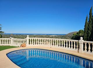 Chalet à Pedreguer. Imponente villa de lujo con panorámicas vistas al mar mediterrán