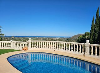 Xalet a Pedreguer. Imponente villa de lujo con panorámicas vistas al mar mediterrán
