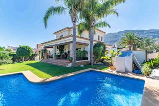 Chalet à El Montgó. Espectacular villa de lujo cerca de la marineta cassiana