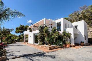 Chalet en Sant Jordi de Ses Salines-Sant Francesc. Exclusiva villa ubicada en un entorno natural privilegiado y pro